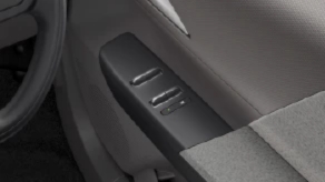 One Shot Down Driver Side Window
One-touch automatic driver window control engineered to minimize driver distraction.