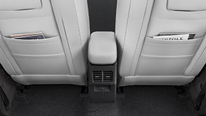 Magazine Pockets
Integrated backrest storage designed to keep books, tablets, and travel essentials neatly organized for rear passengers.