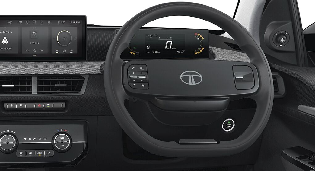 Sportluxe Steering Wheel with Intuitive mounted Controls
A sculpted, premium form with futuristic detailing and intuitive controls — putting a driver-centric cockpit right in your hands.